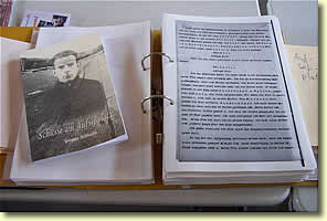 Durch diesen Aktenberg haben sich die Jugendlichen durchgearbeitet.