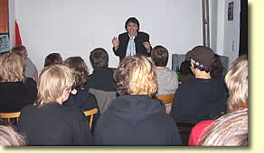 Inge Auerbacher trifft Jugendliche zum Gespräch