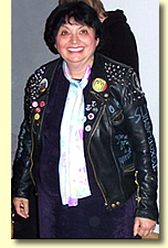 Inge Auerbacher probiert aktuelle Jugendkleidung