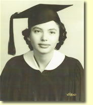 Schwarz-weiß Foto von Inge Auerbacher bei ihrem Abschluss an der High School