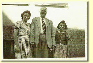 Schwarz-weiß Foto der Familie Auerbacher in der Nachkriegszeit