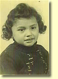 Schwarz-weiß Foto von Inge Auerbacher mit ungefähr vier Jahren