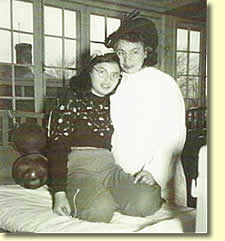 Schwarz-weiß Foto von Inge im Krankenhaus, am Bett ihre Mutter zu Besuch