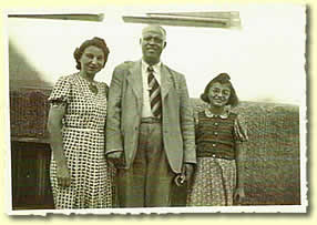 Inge Auerbacher mit ihren Eltern