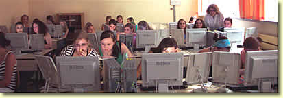 Schülerinnen der Maria-Ward-Realschule erkunden die Multimedia-Info-CD