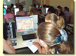 Schülerinnen der Maria-Ward-Realschule erkunden die Multimedia-Info-CD