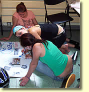 Schülerinnen der Maria-Ward-Realschule erstellen ein Plakat