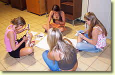 Schülerinnen der Maria-Ward-Realschule erstellen ein Plakat