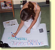 Schülerin der Maria-Ward-Realschule erstellt ein Plakat