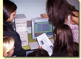 Jugendliche hören Berichte von Zeitzeuginnen und schlagen schwierige Worte nach