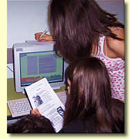 Schülerinnen am PC