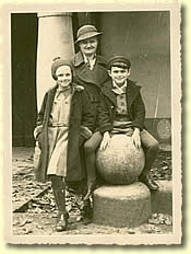 Eva und Hans mit ihrer Mutter. Der mütterliche Teil der Familie galt als „nicht-jüdisch“.