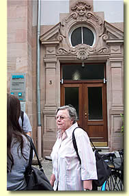 SchülerInnen beim Erstellen der Plakate