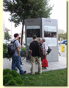 SchülerInnen beim Erstellen der Plakate