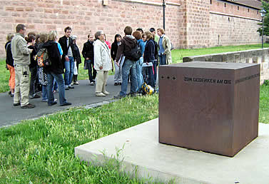 Gedenkstein für die ermordeten Roma und Sinti.