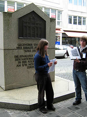 In der Essenweinstraße erinnert eine Gedenktafel an die Zerstörung der orthodoxen Synagoge in der Reichspogromnacht vom 9./10. November 1938.