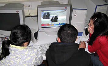 Die Jugendlichen erarbeiten sich Informationen am Computer