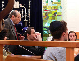 Die Jugendlichen beim Gespräch in der Synagoge