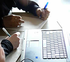 Schüler am Laptop schreiben Briefe