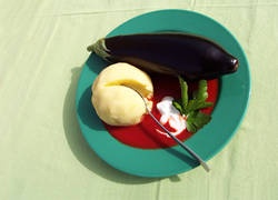 Foto zur Ausstellung mit Abbildung Kloß mit Aubergine auf einem Teller